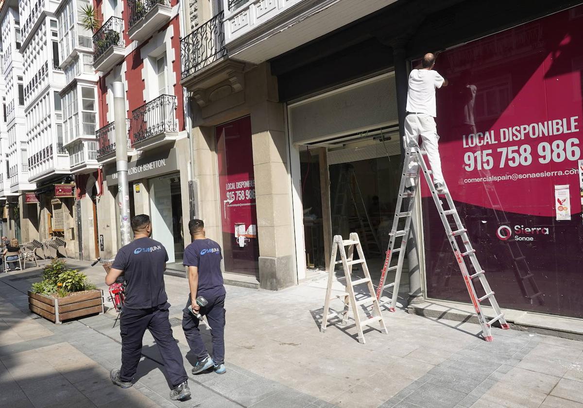 Operarios ponen a punto el céntrico local ante la inminente apertura del nuevo bazar.