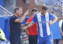 Luis García da instrucciones a Toni Martínez en el partido ante Las Palmas.