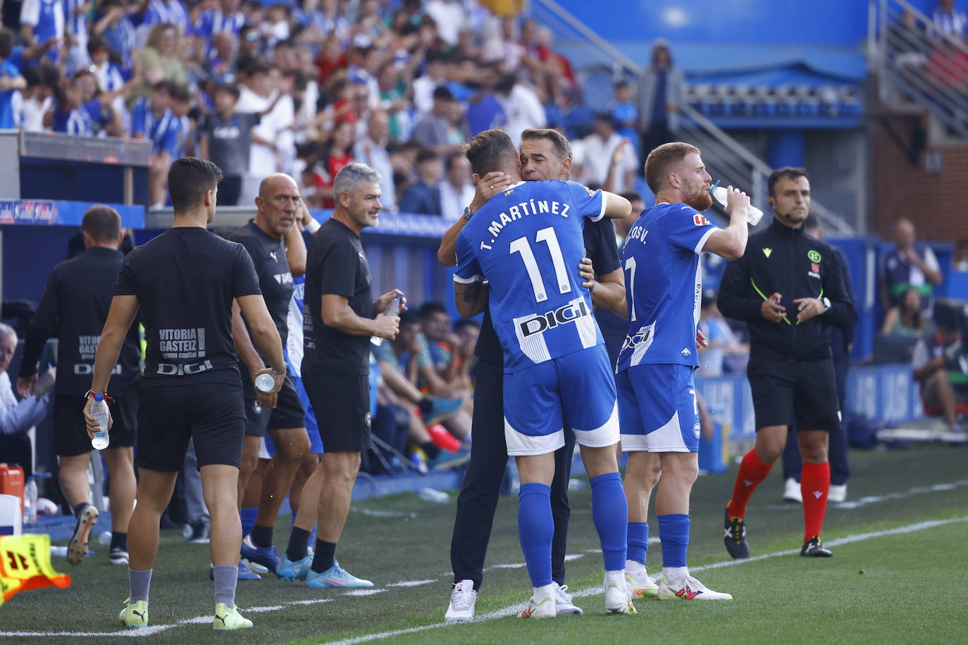 Luis García da instrucciones a Toni Martínez.
