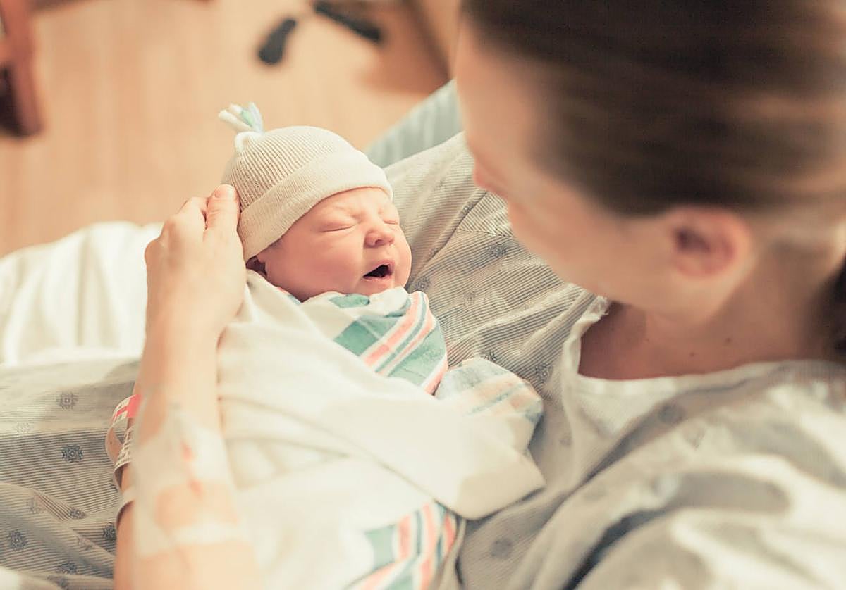Euskadi plantea un plus de 140 euros en la RGI para las madres solteras que trabajen