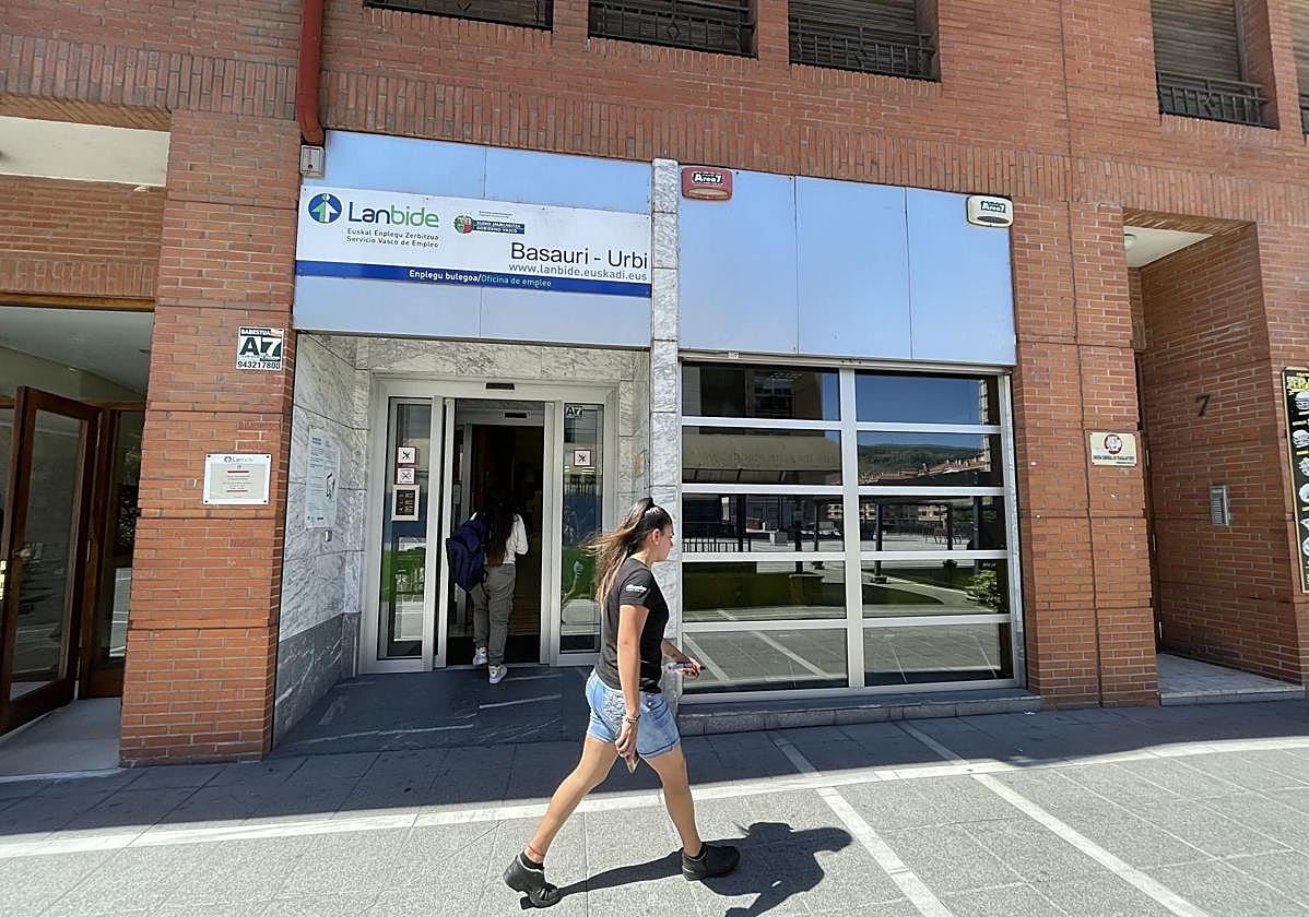 Vista de la oficina de Lanbide en el barrio basauritarra de Urbi.