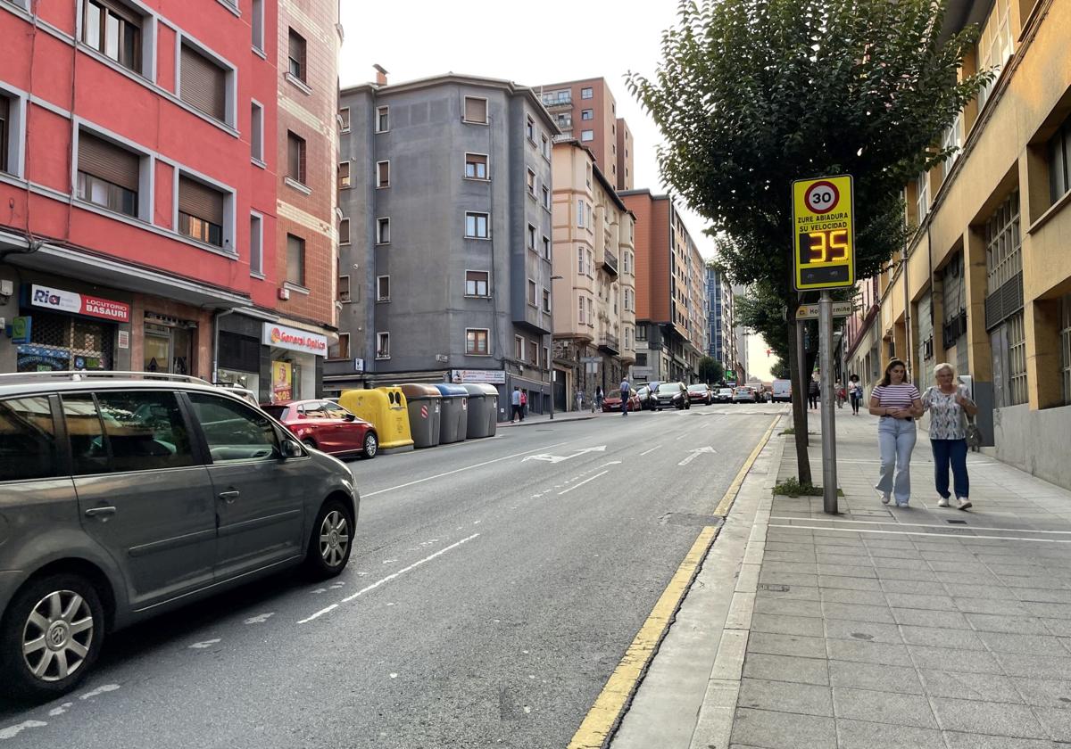 Imagen captada este jueves por la tarde donde se observa a un coche que supera el límite permitido.