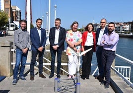 La alcaldesa, María José Blanco, junto a Eider Robles, directora del proyecto ORE4citicens e investigadora en TECNALIA, Guillermo Quindós, vicerrector de Desarrollo Científico-social y Transferencia de la UPV/EHU, y otros participantes en la iniciativa.