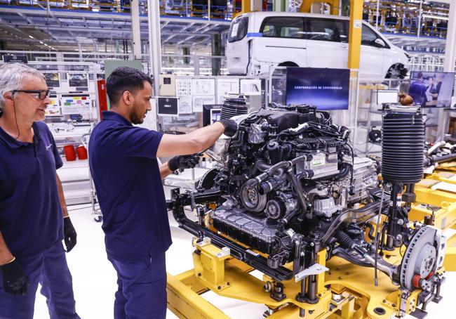 Un trabajador se forma en el laboratorio de innovación de la empresa, dentro de la línea de Montaje Final