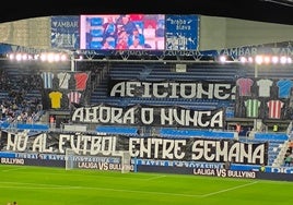 Tifo desplegado en la grada de animación en protesta por los horarios.