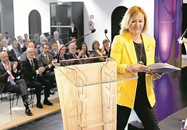 La presidenta de Confebask, Tamara Yagüe, sube al escenario en el Azkuna Zentroa antes de comenzar su intervención ante dos centenares de asistentes