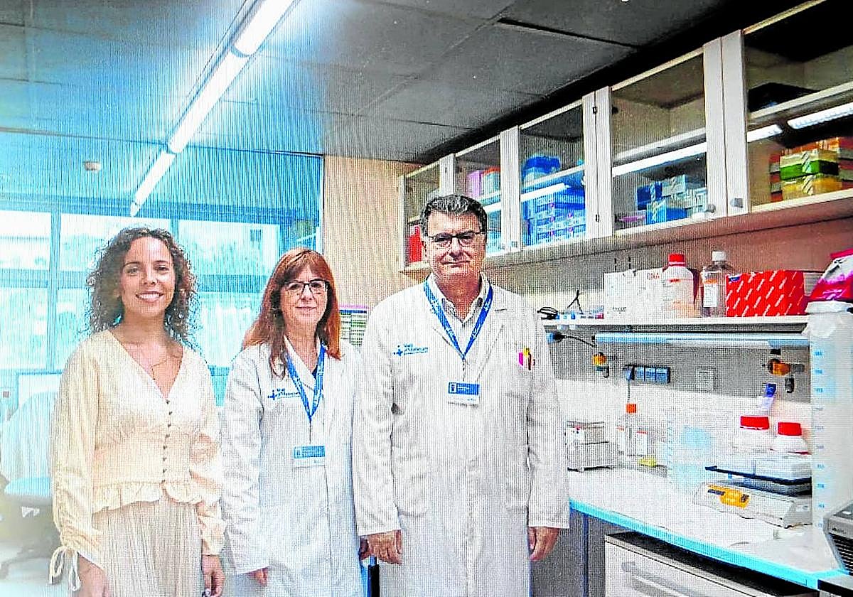 Carla Maté, junto a los doctores Cristina Hernández y Rafael Simón, investigadores del Vall d'Hebron Instituto de Investigación.