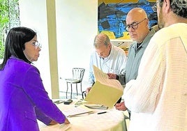 Momento en el que Edmundo González firma el documento en la Embajada de España en presencia de Delcy y Jorge Rodríguez.