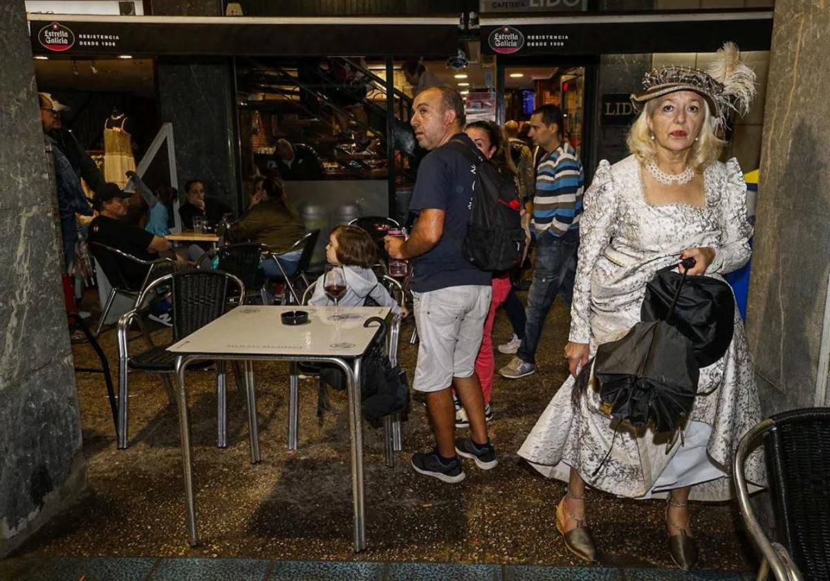 Algunos de los participantes recogen sus cosas tras la tromba de agua.