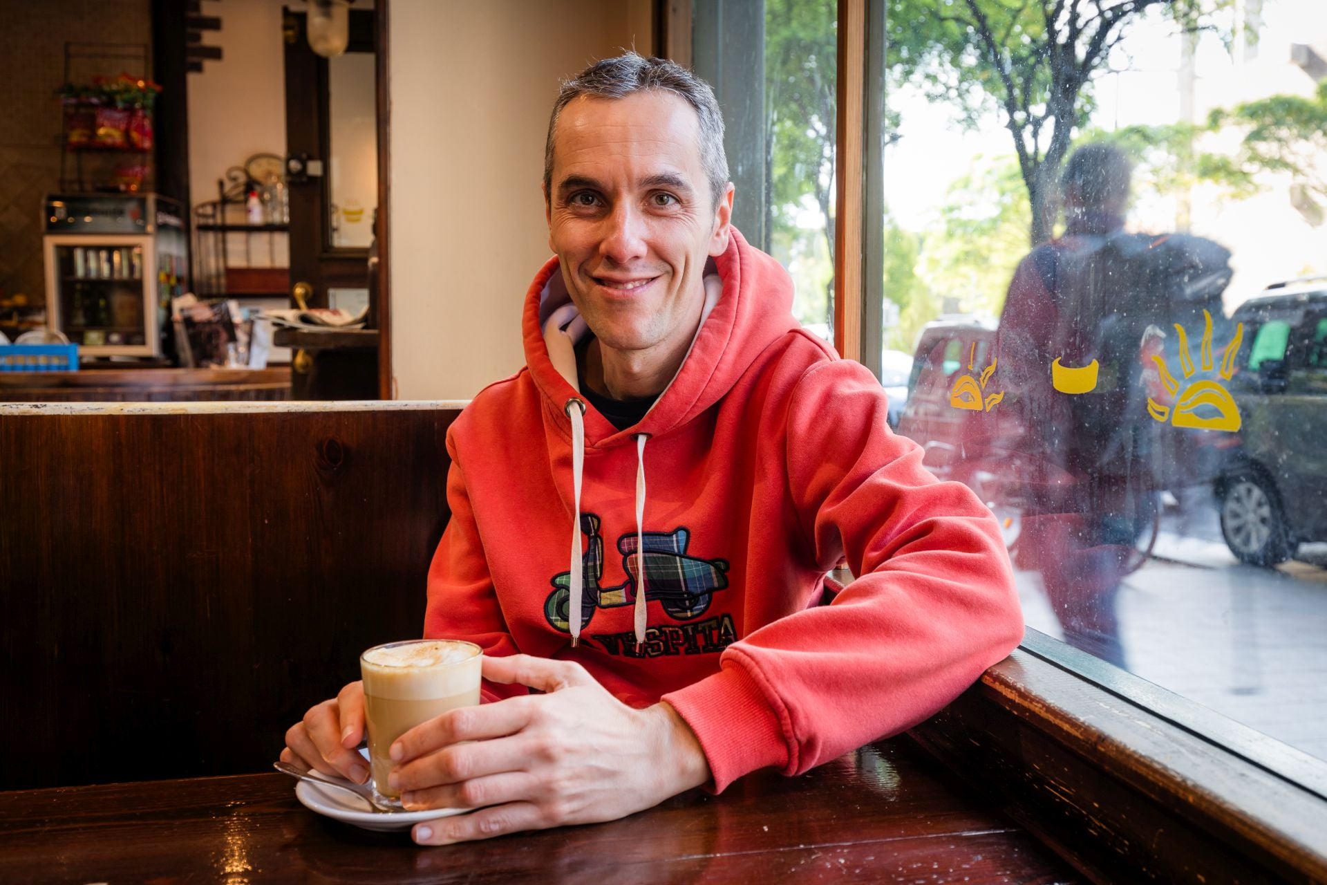 Gorka Corres atiende a su madre, Arrate Zamakola.