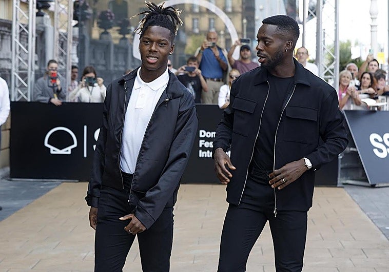 Nico e Iñaki Williams posan ante los medios de comunicación en San Sebastián.