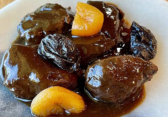 Ciervo en civet con ciruelas y orejones.