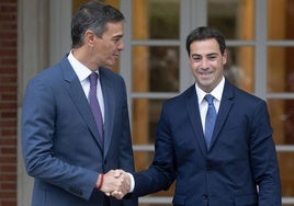 El presidente del Gobierno, Pedro Sánchez, ha recibido este viernes al lehendakari, Imanol Pradales, en el Palacio de la Moncloa.