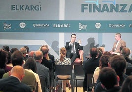 El ministro de Economía, Comercio y Empresa, Carlos Cuerpo, y el moderador Urko Odriozola, durante el Foro Finanza, ayer en Miramón, promovido por Elkargi.