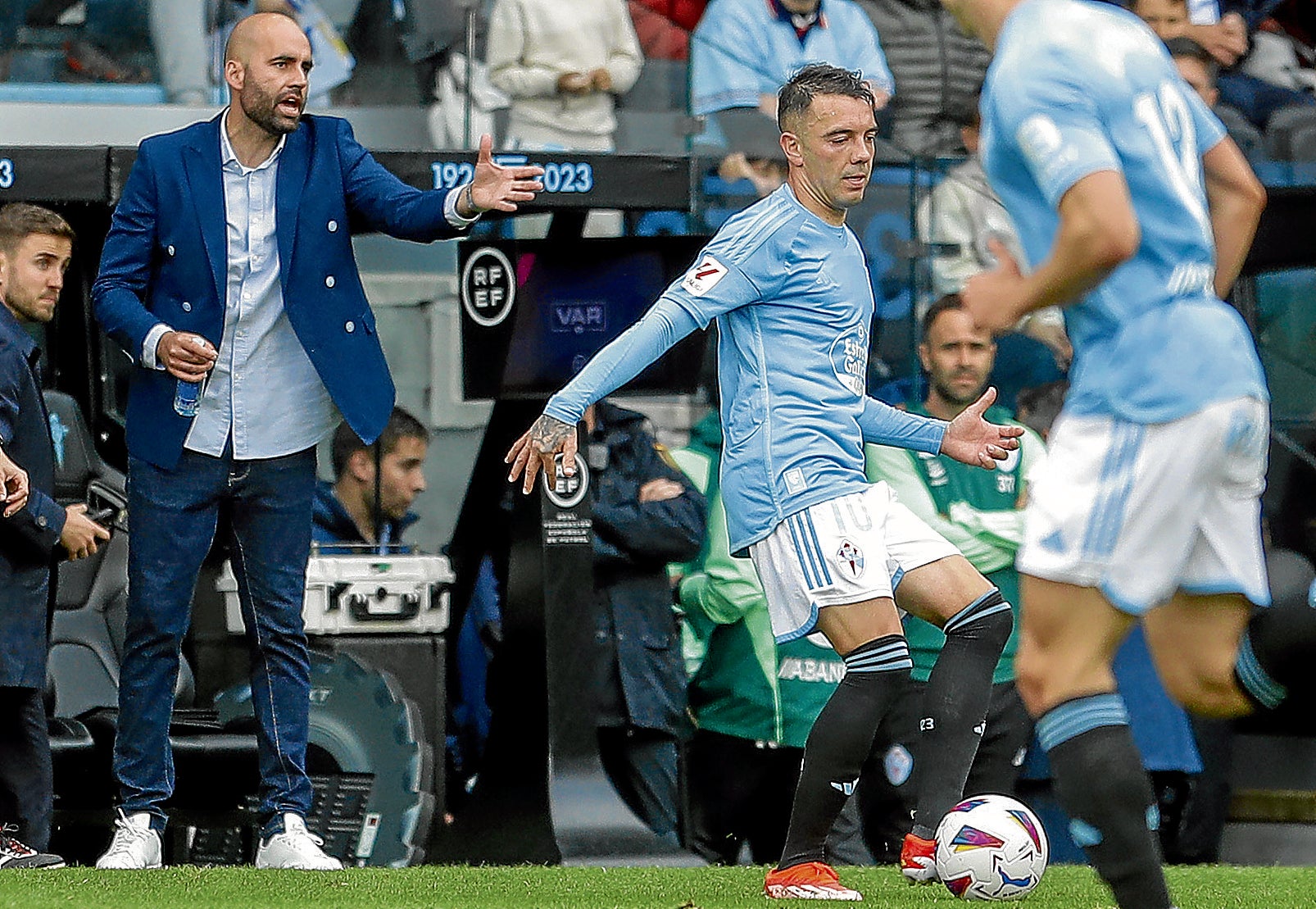 Girádez da instrucciones a Aspas.