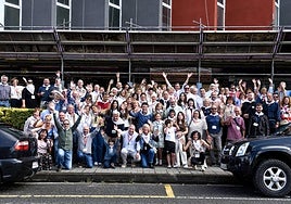 Los Gurtubai posan en una foto de familia para EL CORREO, a las puertas del local de Basauri para dar arranque a la fiesta de hoy.