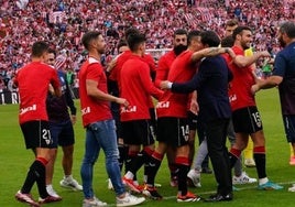 Marcelino saludando a la plantilla durante el pasillo realizado al Athletic.