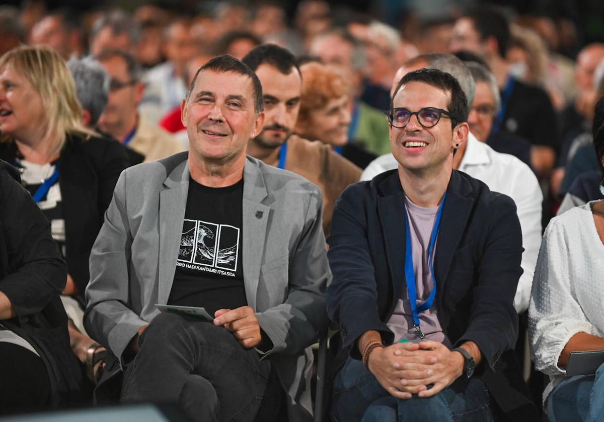 Arnaldo Otegi y Pello Otxandiano, este sábado durante la conferencia política de EH Bildu en San Sebastián.