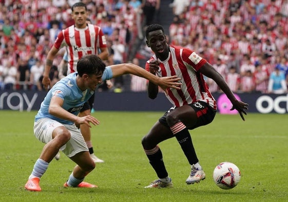 Adama Boiro disputa un balón ante el Celta en San Mamés.