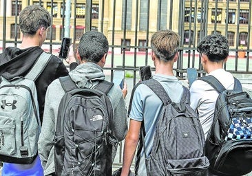 La prohibición de usar el móvil en los colegios vizcaínos se generalizará antes de fin de año