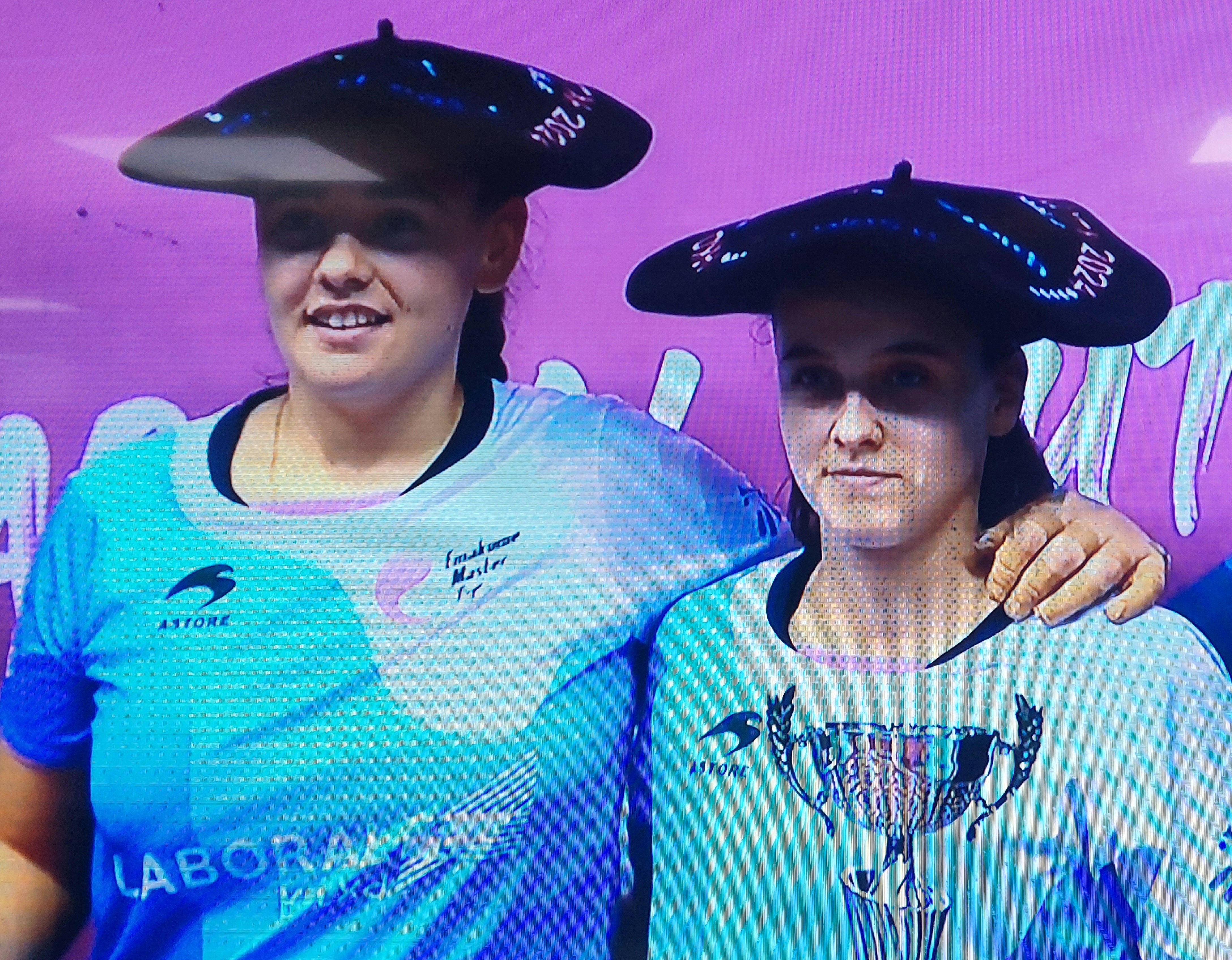 Gaminde y Etxegarai con las txapelas tras su victoria en San Sebastián.