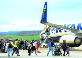 Decenas de viajeros embarcan en un vuelo comercial en la pista de Foronda.