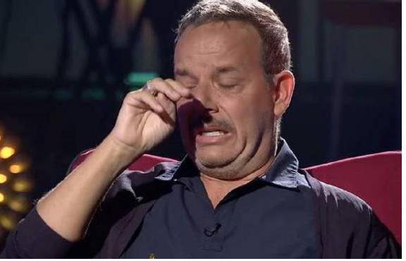 El presentador secándose las lágrimas durante la entrevista.