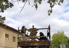 Las personas operarias de la brigada municipal han retirado las ramas de árboles sobre la cruz.