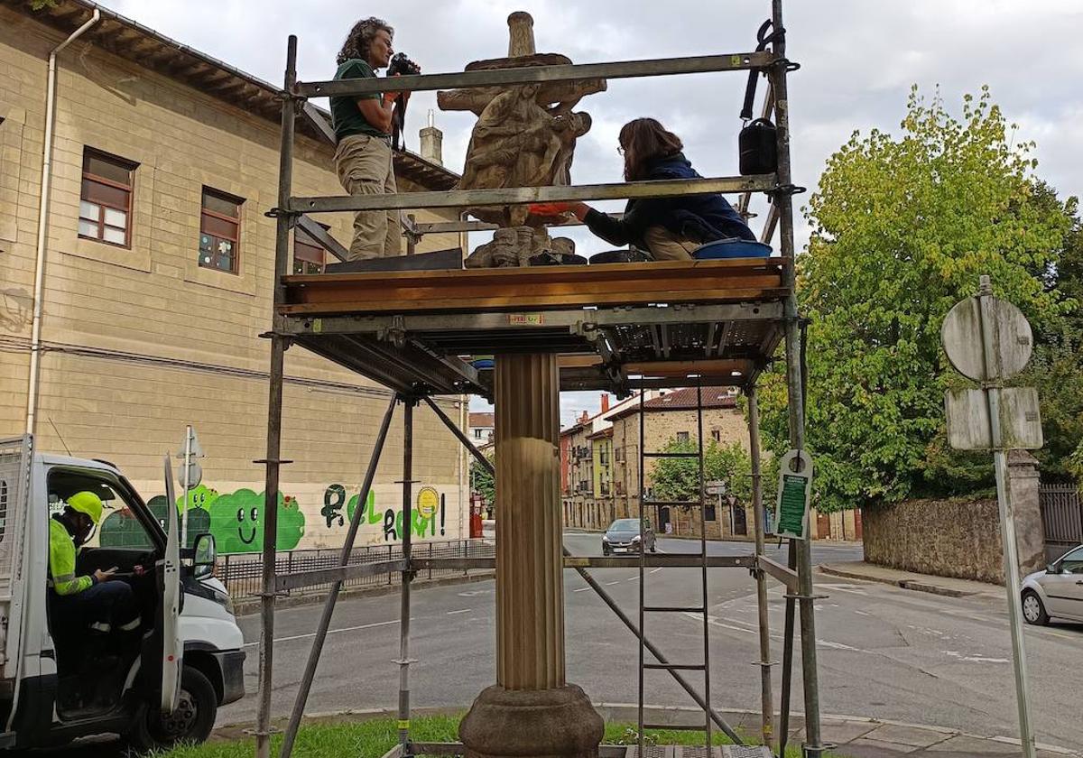 Las personas operarias de la brigada municipal han retirado las ramas de árboles sobre la cruz.