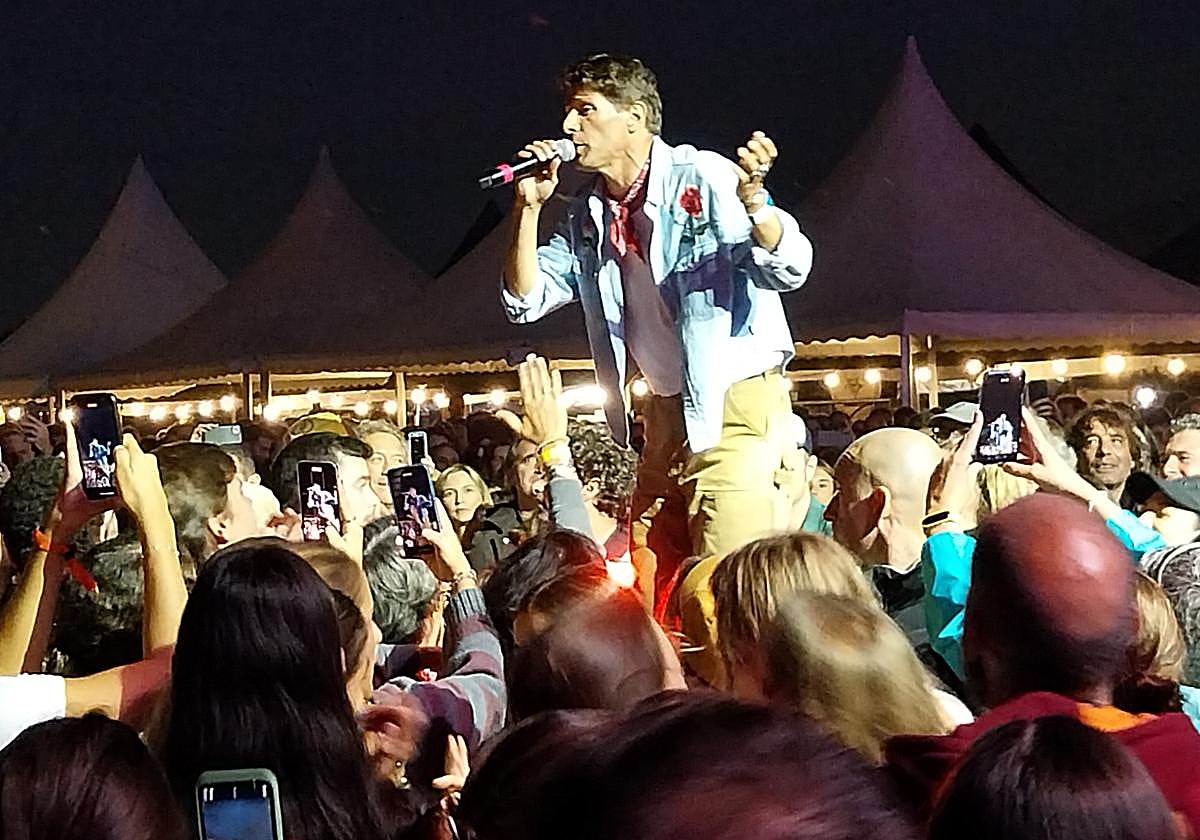 Franks cantando 'Born again' sobre un bidón y entre la gente