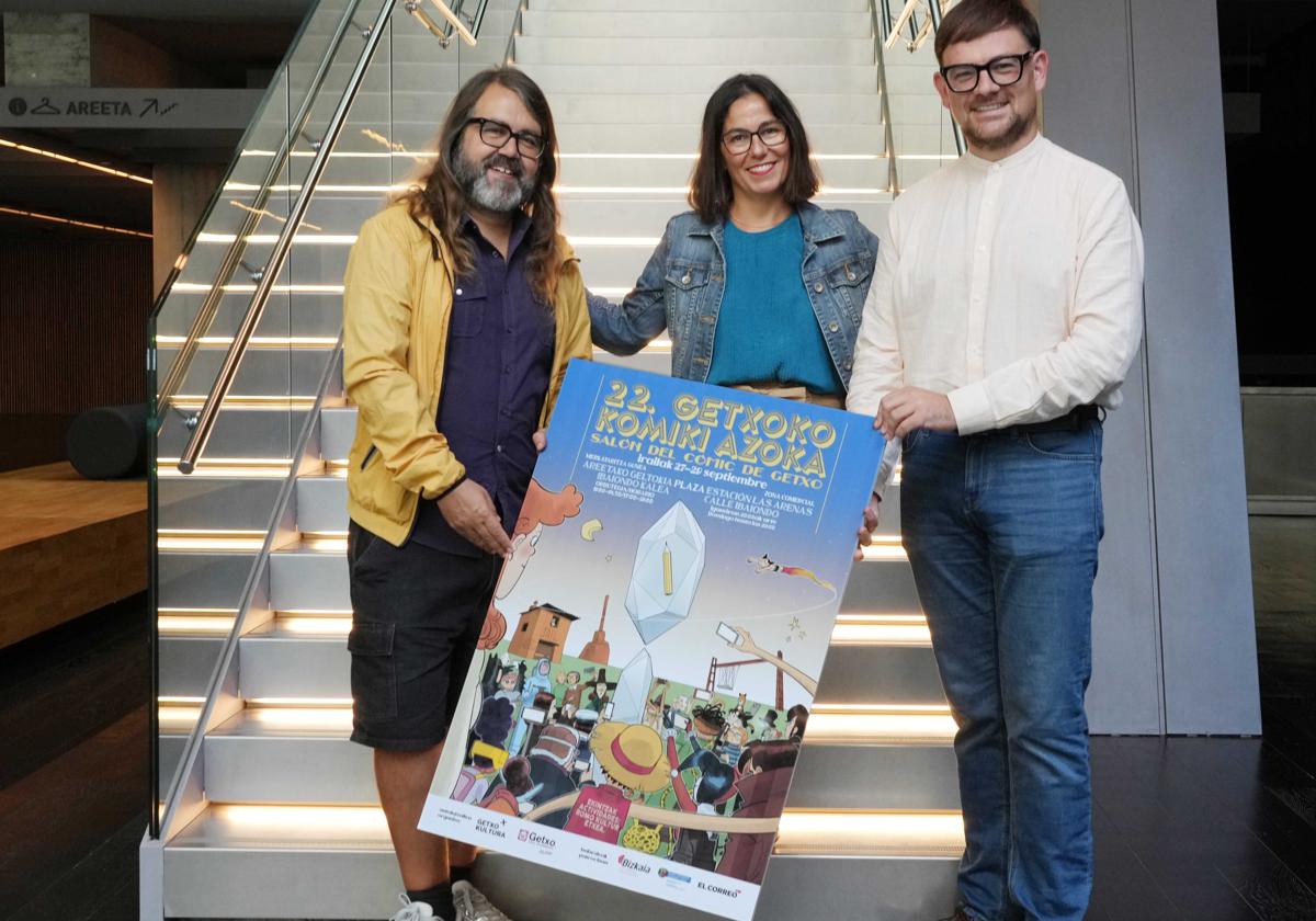 La alcaldesa de Getxo Amaia Agirre junto a los organizadores del salón del cómic de Getxo.