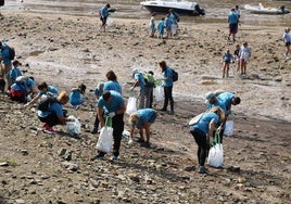 Decenas de voluntarios limpian las playas de Plentzia, Gorliz y Barrika.