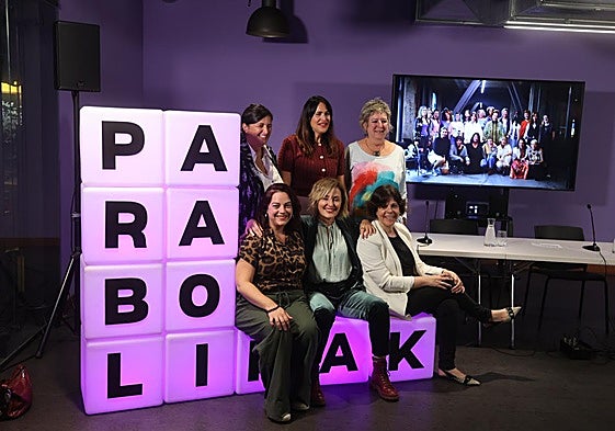 De izquierda a derecha, arriba: Begoña de Ibarra, directora del Departamento de Euskera, Cultura y Deporte de la BFA; Leixuri Arrizabalaga, diputada de Euskera, Cultura y Deporte de la BFA; Ana Urgoiti, presidenta de Karraskan. Abajo, Itxaso Paya y Maite Esparza (participantes de Parabolikak) y Rosa Abal, coordinadora de Parabolikak y gerente de Karraskan.