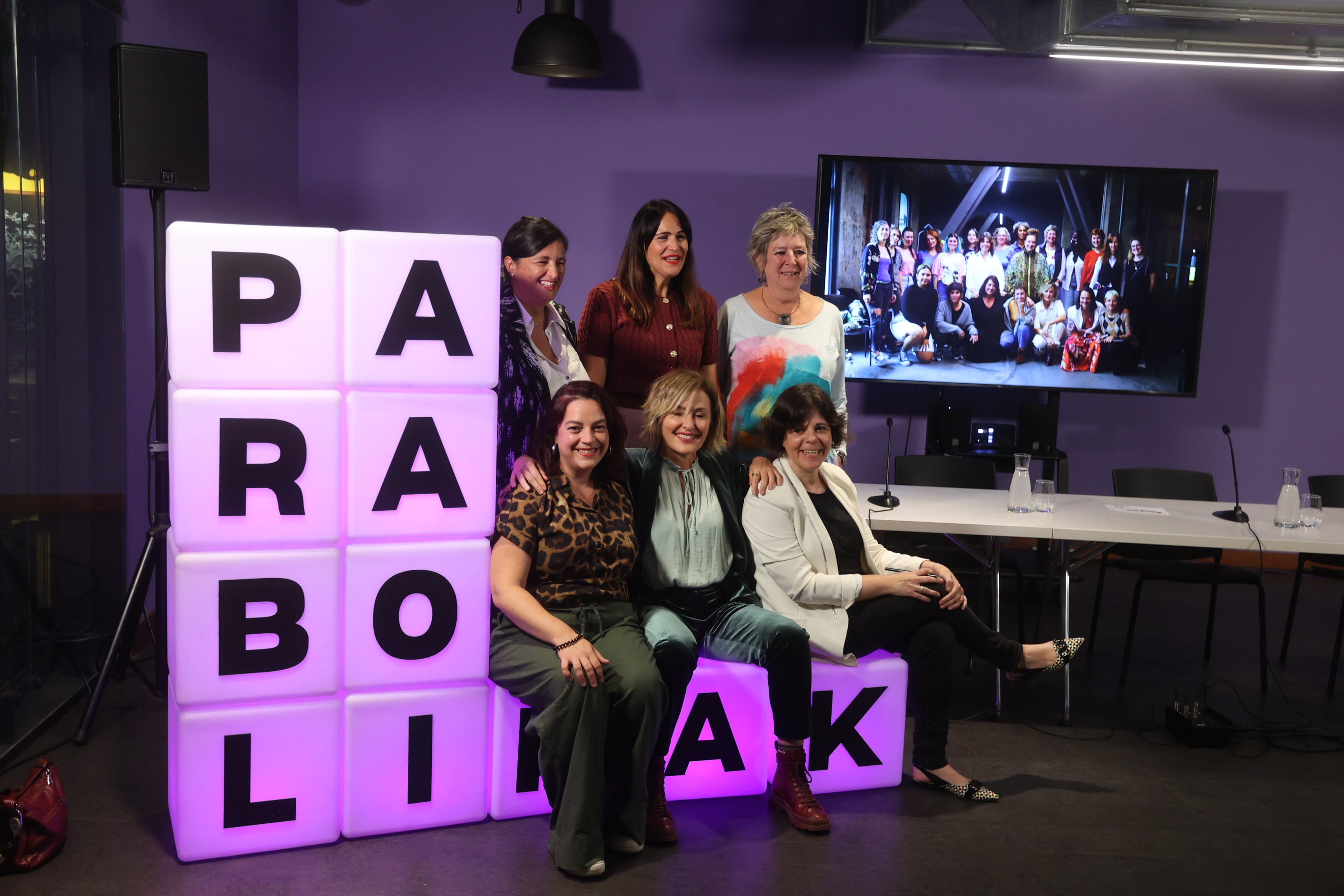 De izquierda a derecha, arriba: Begoña de Ibarra, directora del Departamento de Euskera, Cultura y Deporte de la BFA; Leixuri Arrizabalaga, diputada de Euskera, Cultura y Deporte de la BFA; Ana Urgoiti, presidenta de Karraskan. Abajo, Itxaso Paya y Maite Esparza (participantes de Parabolikak) y Rosa Abal, coordinadora de Parabolikak y gerente de Karraskan.