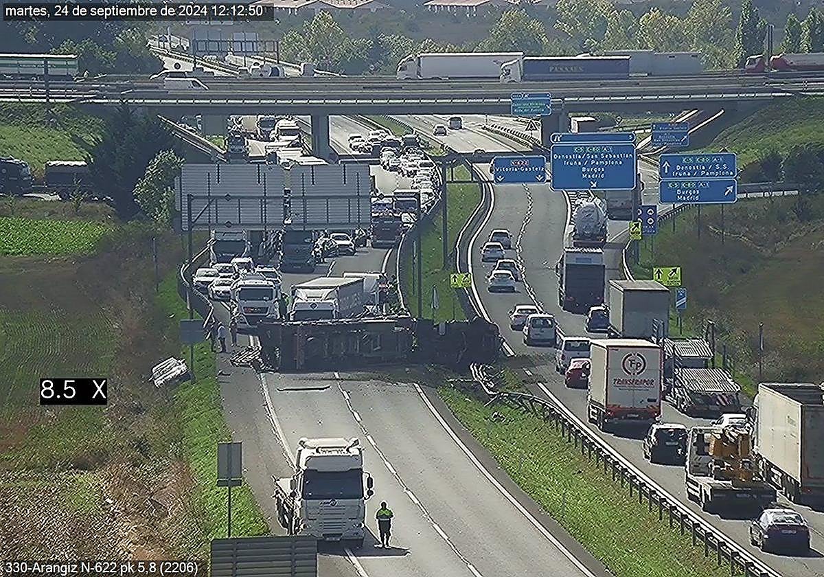Reabre, siete horas después, la N-622 a la salida de Vitoria hacia Bilbao tras el accidente de un camión