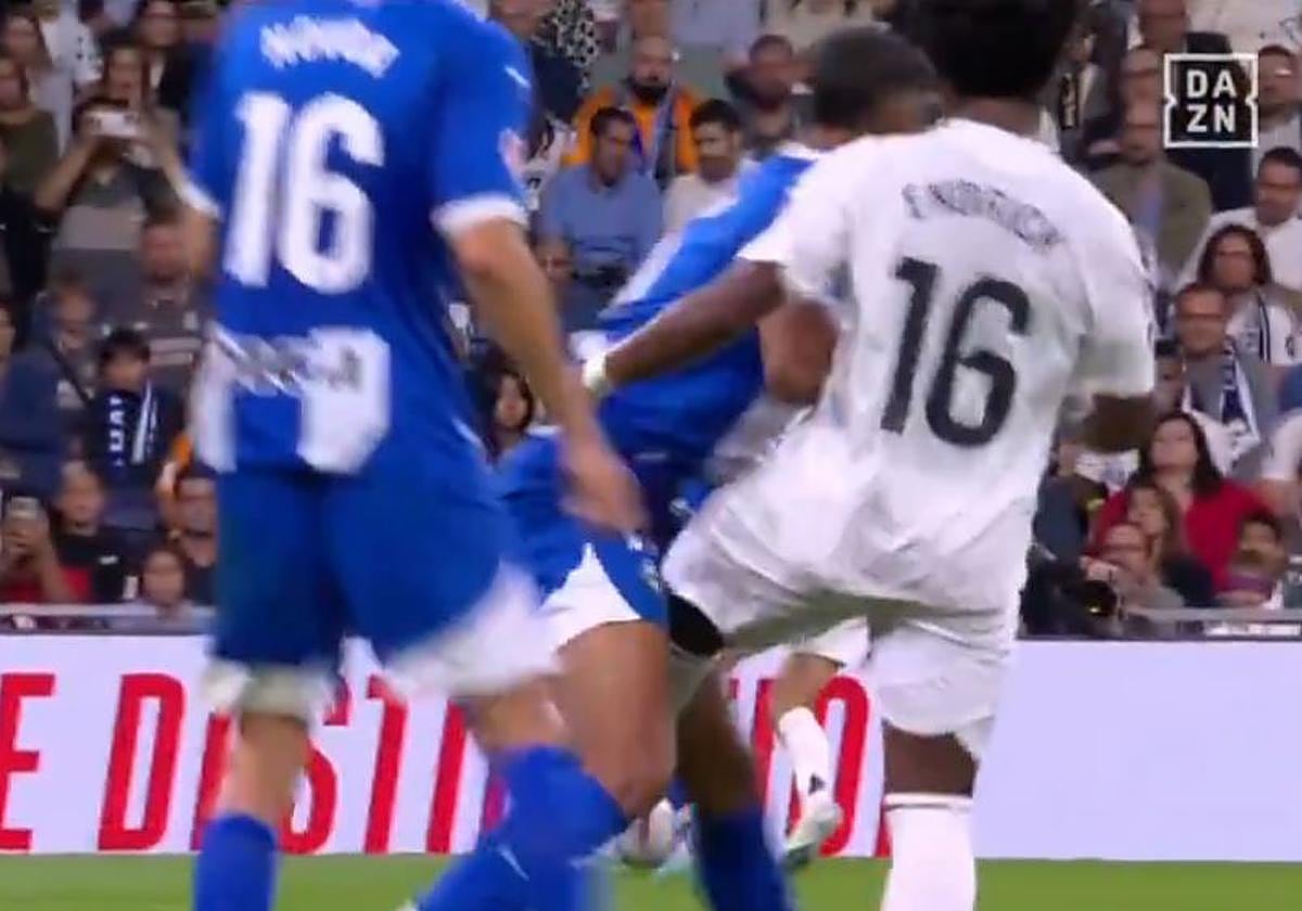 Acción en la que Endrick propina una patada a Mouriño.