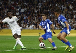 Abqar y Gorosabel tratan de frenar a Vinicius en el partido del curso pasado.