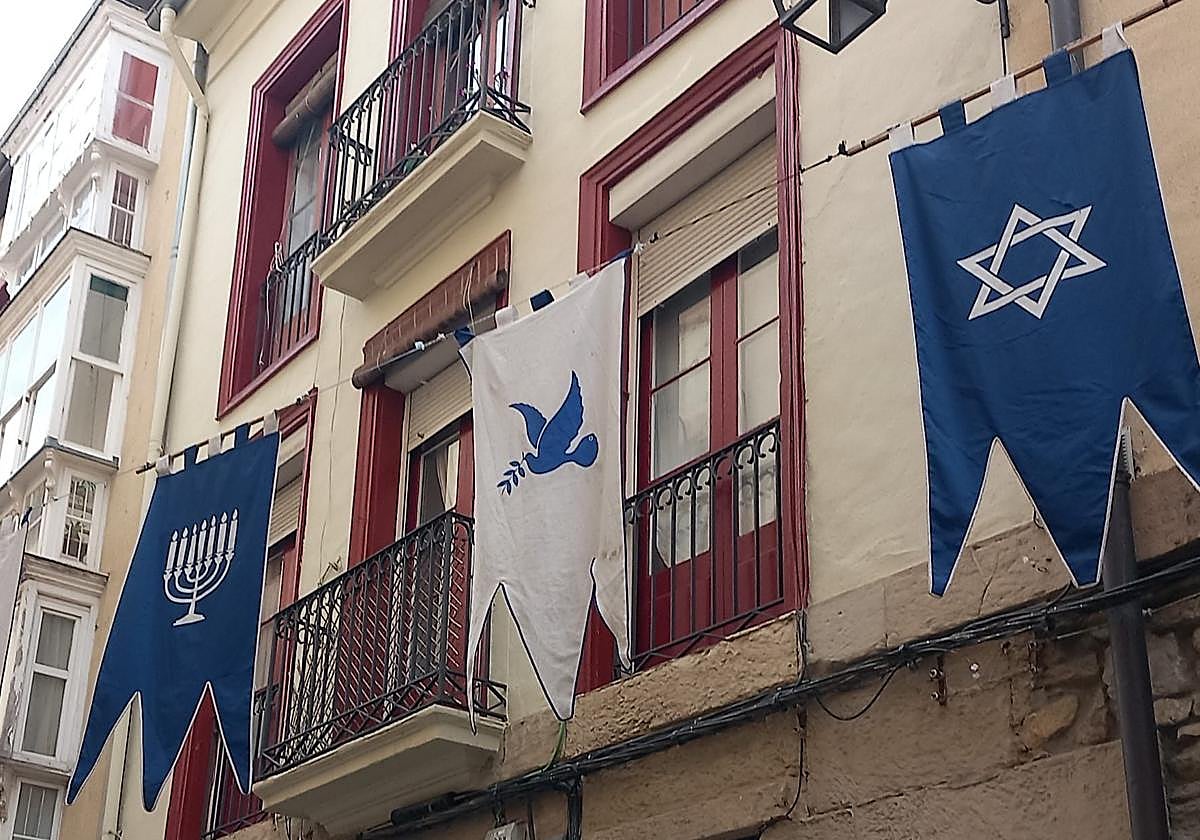 Se han retirado las banderolas con la menorá, la paloma de la paz y la estrella de David que formaban parte de la decoración del mercado medieval.