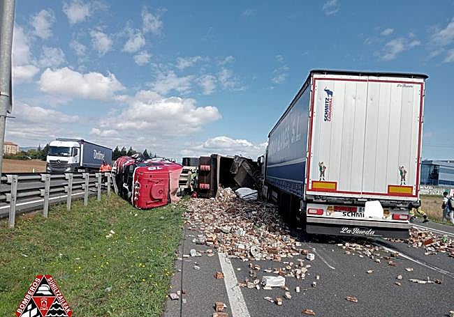 El camión ha perdido parte de la carga.