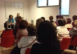 Uno de los talleres para mujeres en la escuela de empoderamiento de Erandio.