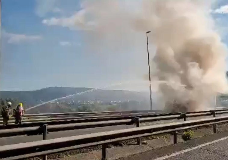 El incendio de una furgoneta causa dos horas de retenciones en el Txorierri