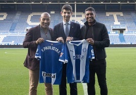 Mauro Silva y Paulinho posan con el presidente del Alavés, Alfonso Fernández de Trocóniz.