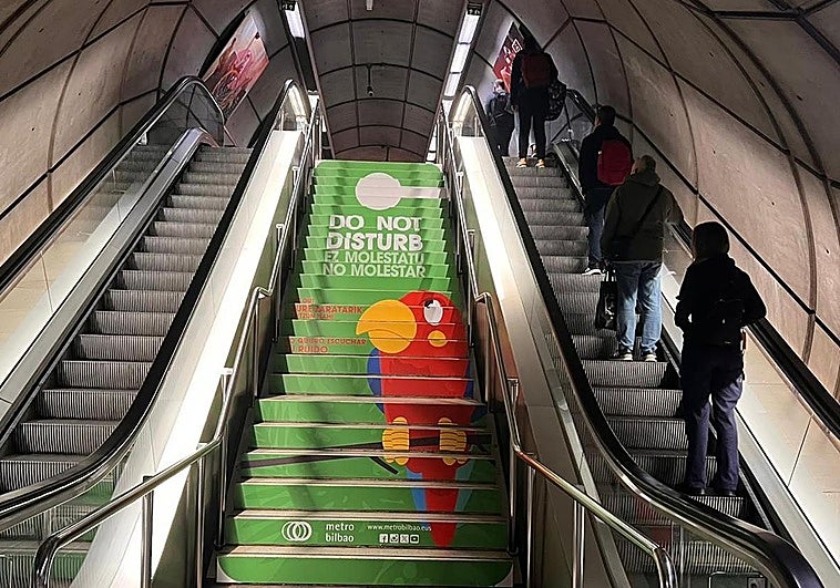 El metro pide a los viajeros que no molesten con vídeos ni hablen alto