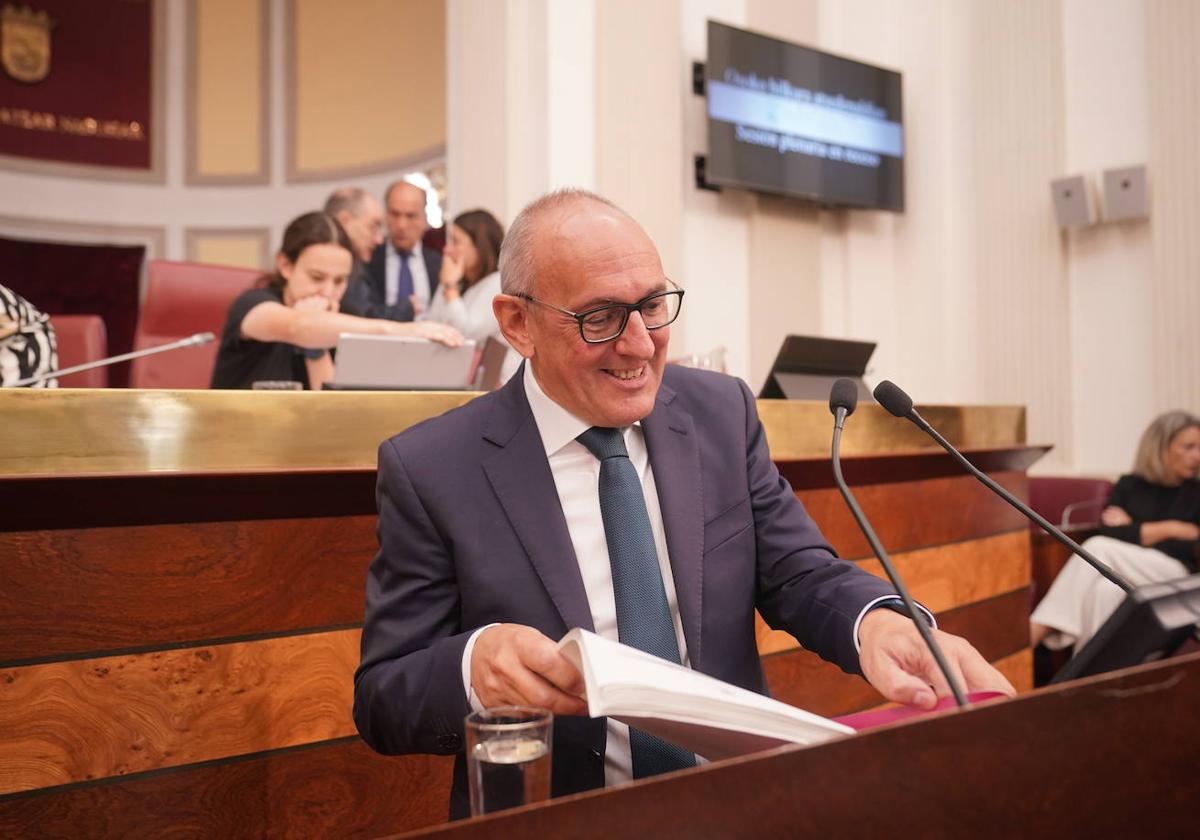 El diputado general, Ramiro González, al inicio del pleno.