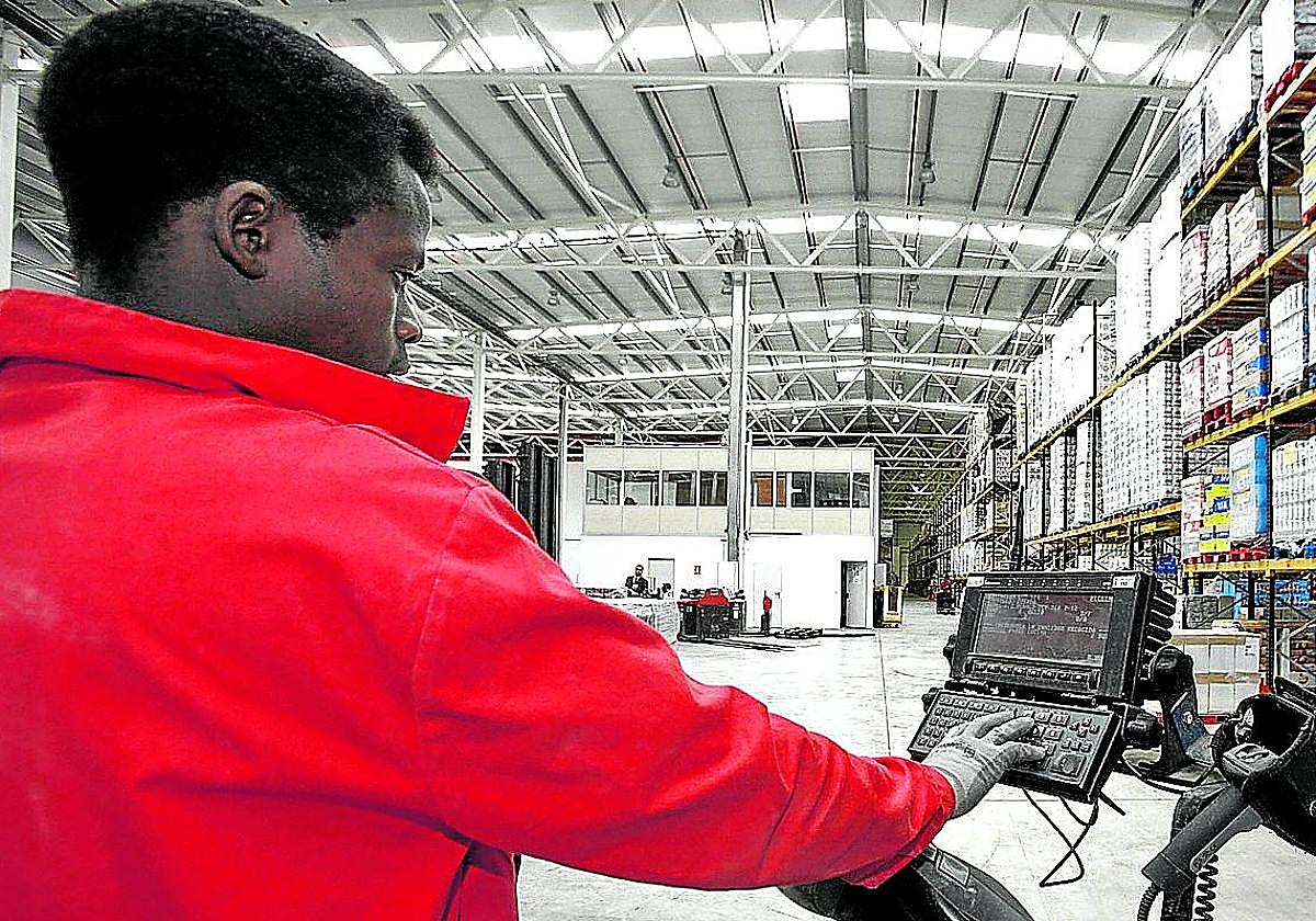 Trabajador extranjero empleado en una plataforma logística del País Vasco.