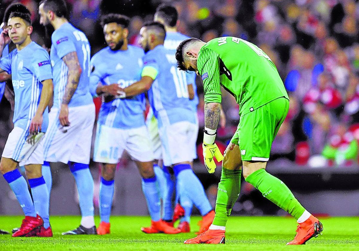 Adiós a Europa. Los jugadores franceses celebran uno de los goles en la meta defendida por Herrerín en San Mamés y que eliminaba a los rojiblancos.