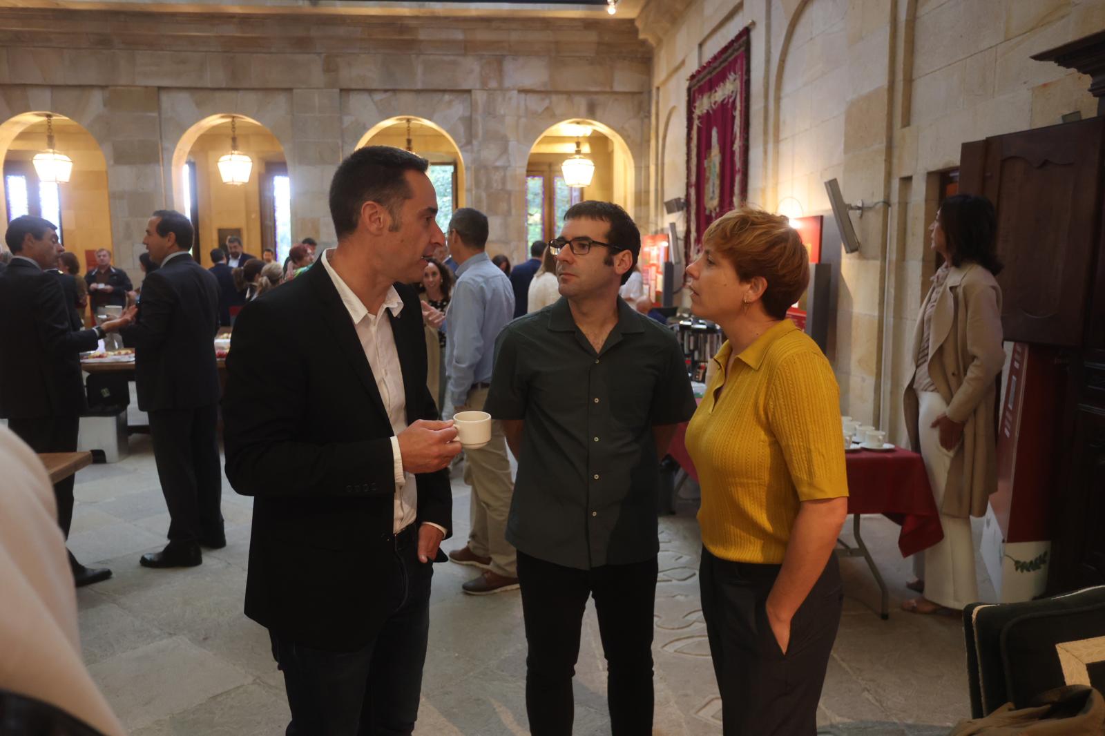 Iker Casanova (EH Bildu) charla con dos compañeros de coalición.