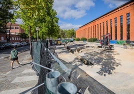 En un lateral de la facultad de Letras se han llevado a cabo sondeos y obras para instalar geotermia.