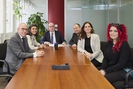 El diputado general, la consejera de Justicia, el obispo, la alcaldesa y la directora foral de Convivencia, con el notario en centro, en el acto de firma.