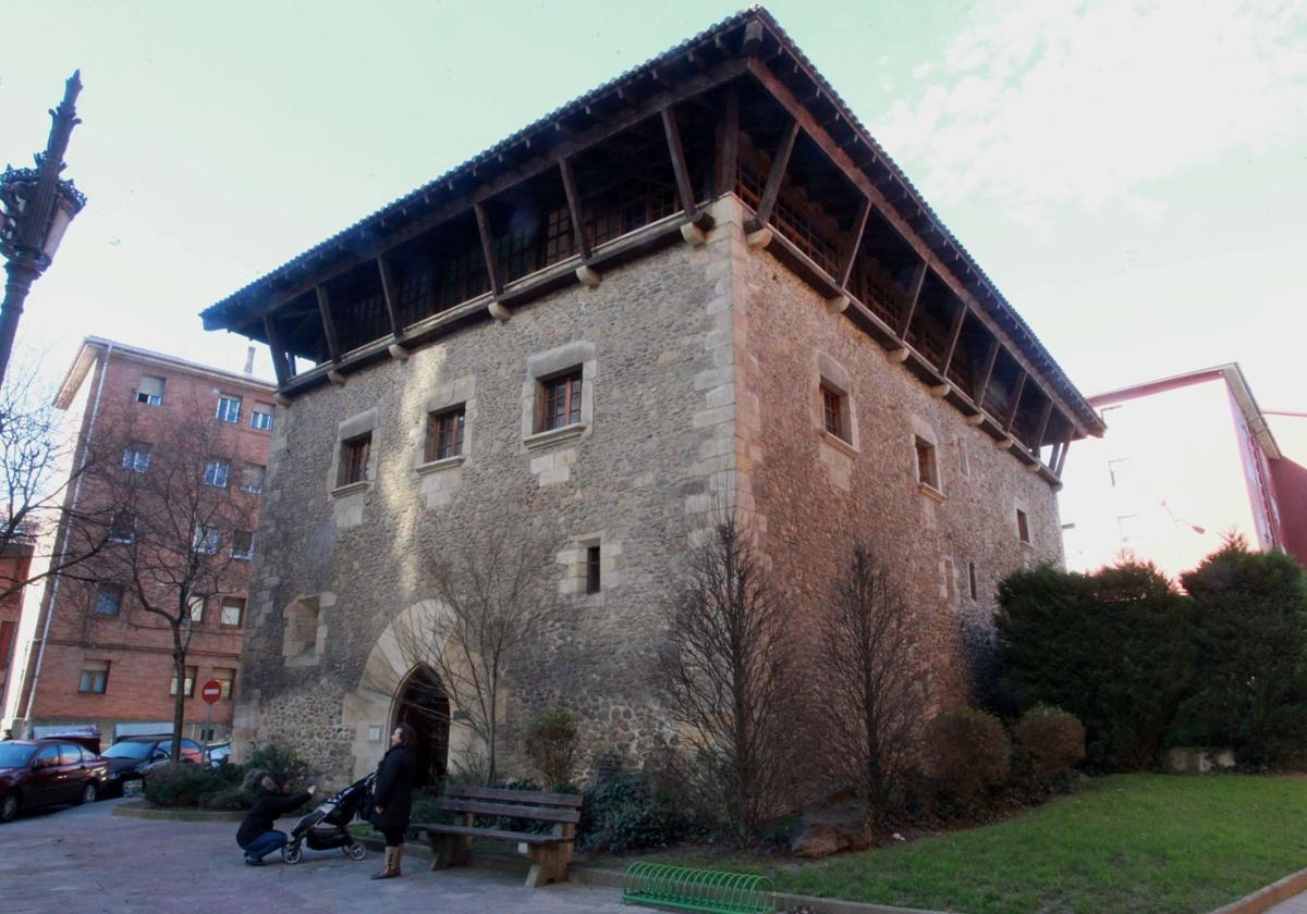 Vista de la torre de Ariz, en el centro del barrio.